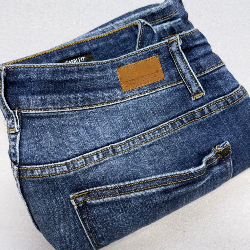 Judy Blue Capri Fit 18W Blue Denim Medium Wash Distressed Pockets Classic